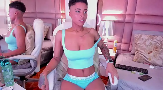 LuciaWallace online show from 15, 2, 2025