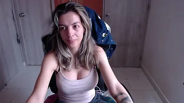 Snapshot of Princezzlove3 chatting on 8, 2, 2025 Princezzlove3 online show from 8, 2, 2025