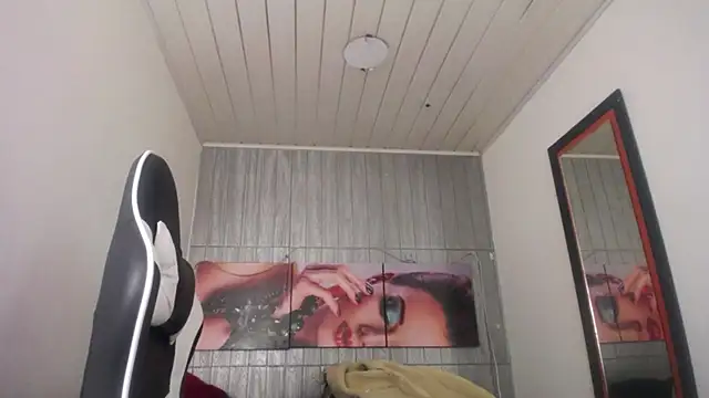 Snapshot of Miss_sparkle00 chatting on 8, 11, 2025 Miss sparkle00 online show from 8, 11, 2025