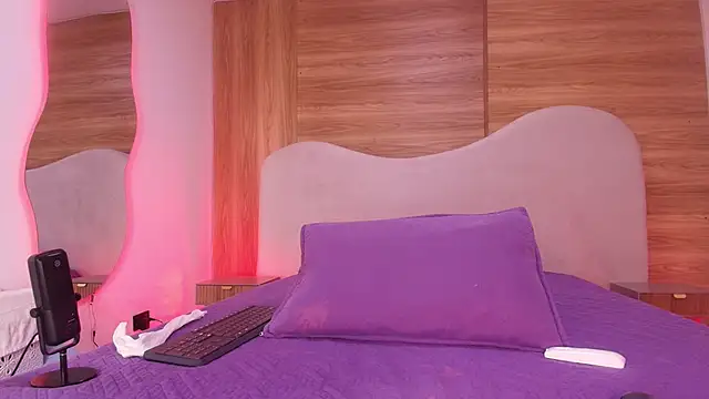 Auroraa miller online show from 11, 4, 2026