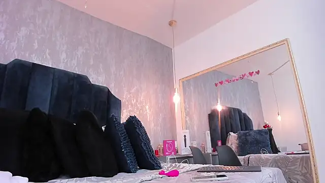 Isis ariany  online show from 9, 9, 2025