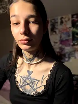 Snapshot of mollyEXD chatting on 28, 11, 2025 mollyEXD online show from 28, 11, 2025