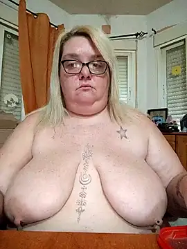 Snapshot of diosacurvy1984 chatting on 30, 4, 2026 diosacurvy1984 online show from 30, 4, 2026