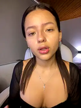 Snapshot of Sofia18_pinkk chatting on 24, 11, 2025 Sofia18 pinkk online show from 24, 11, 2025