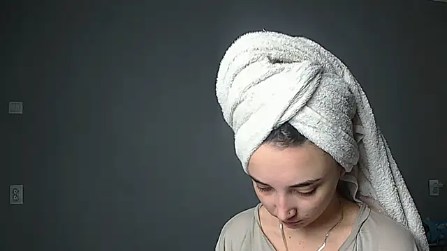 Eva Gloryy online show from 10, 10, 2025