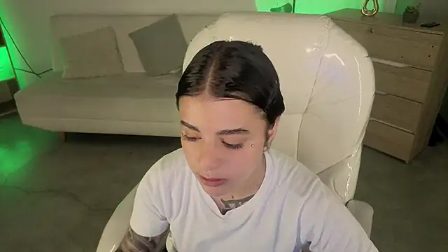 Nicole Foxx  online show from 13, 12, 2025