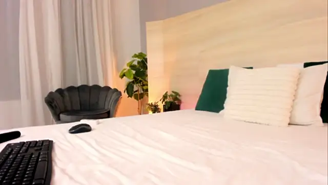 EllaWhiteX online show from 29, 5, 2026
