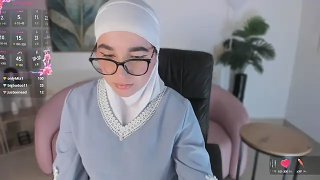 Snapshot of Ayha_khalaf chatting on 18, 9, 2025 Ayha khalaf online show from 18, 9, 2025