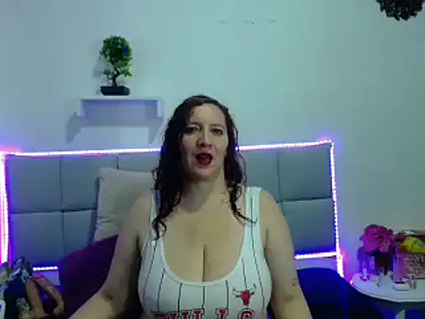 Madisson Housse online show from 8, 3, 2025