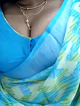 Snapshot of Queenflowerr chatting on 1, 2, 2025 Queenflowerr online show from 1, 2, 2025