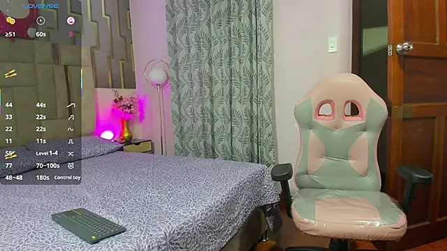 Snapshot of scarlet_hit chatting on 5, 2, 2025 scarlet hit online show from 5, 2, 2025