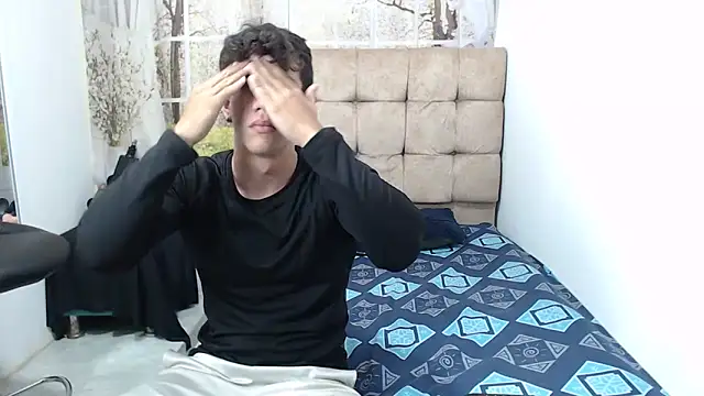 Snapshot of HENRY_SENNI chatting on 22, 9, 2025 HENRY SENNI online show from 22, 9, 2025