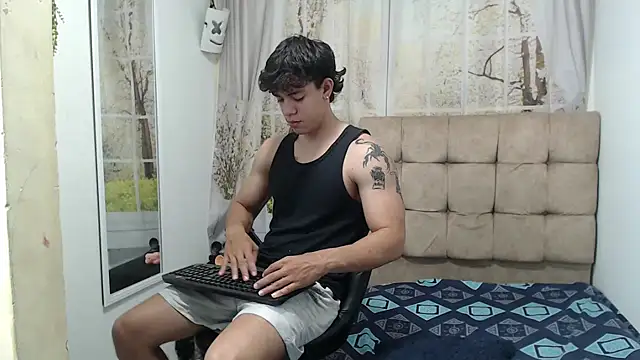 Snapshot of HENRY_SENNI chatting on 25, 9, 2025 HENRY SENNI online show from 25, 9, 2025