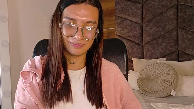 Snapshot of LauraaGomezz__ chatting on 16, 9, 2025 LauraaGomezz online show from 16, 9, 2025