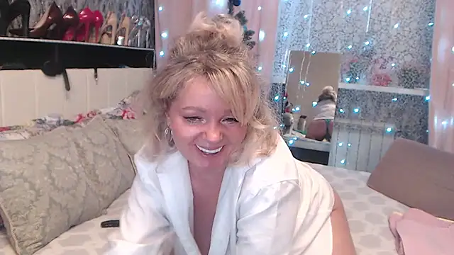 Snapshot of MartiniMartini chatting on 5, 1, 2025 MartiniMartini online show from 5, 1, 2025