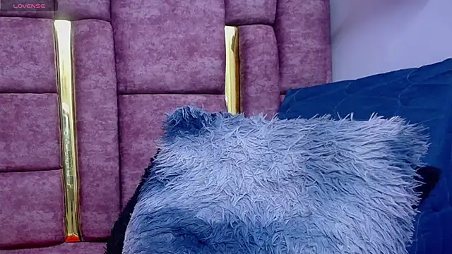 VICTORIAHANK  online show from 5, 4, 2026