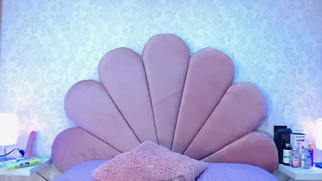 ElhaThomson online show from 10, 11, 2025