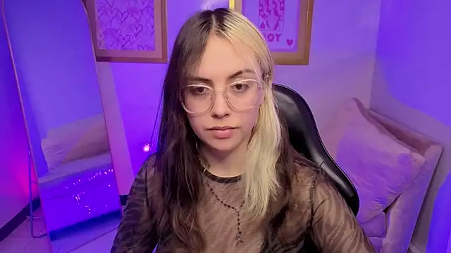 Snapshot of Hela_v chatting on 28, 11, 2025 Hela v online show from 28, 11, 2025