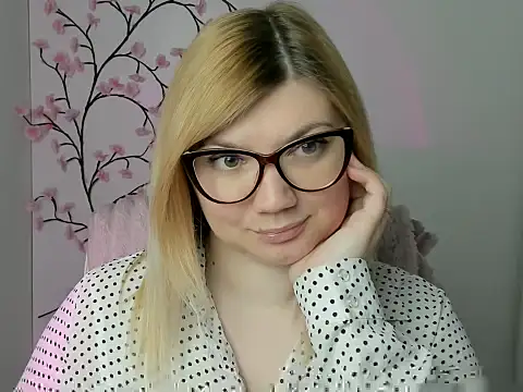 Snapshot of Lola_moree chatting on 23, 4, 2026 Lola moree online show from 23, 4, 2026