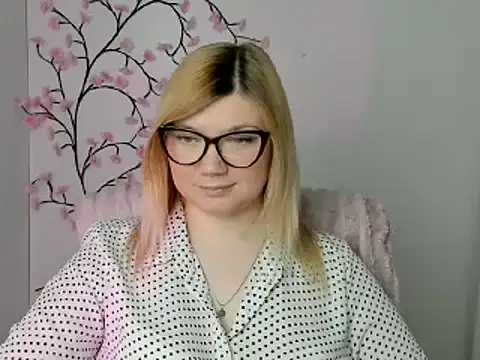 Snapshot of Lola_moree chatting on 23, 4, 2026 Lola moree online show from 23, 4, 2026
