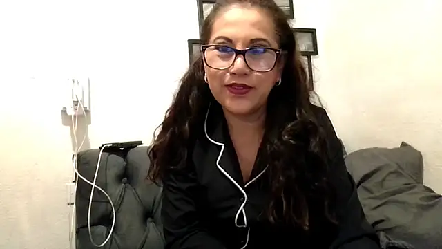 MirandaLatinaLovely online show from 16, 1, 2026