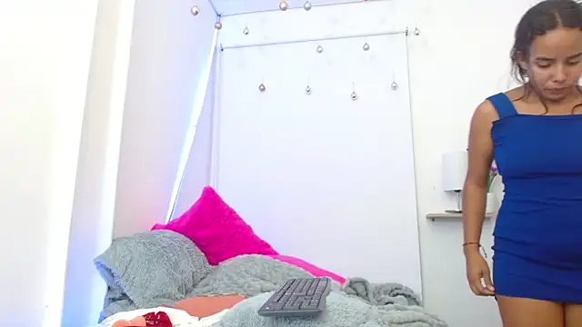 Roxy Stonee online show from 18, 3, 2025