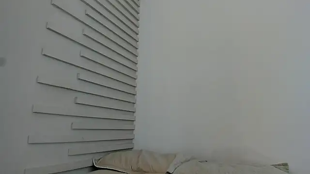 Lia Guzman online show from 23, 2, 2025