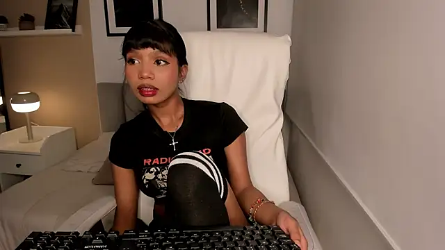 Gigi Strawberry online show from 16, 10, 2025