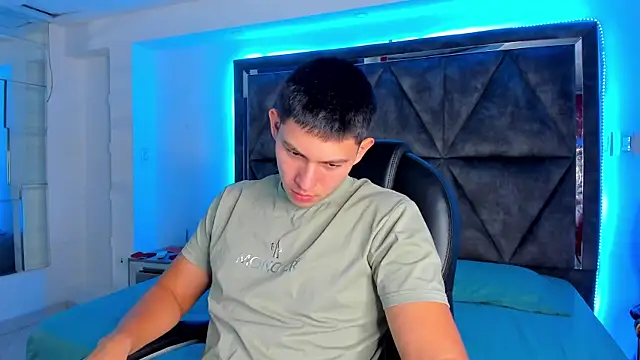 Snapshot of JamesCr_ chatting on 17, 2, 2025 JamesCr online show from 17, 2, 2025