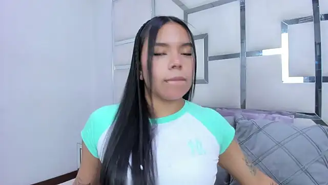 ZoeWan69 online show from 12, 4, 2026