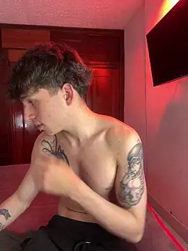 Snapshot of Valenr_and_Thomas chatting on 21, 2, 2025 Valenr and Thomas online show from 21, 2, 2025