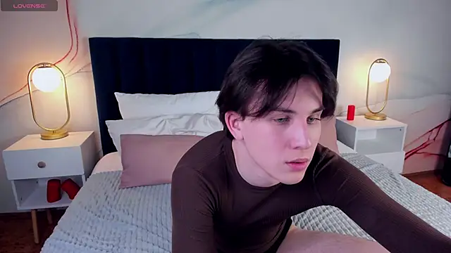 Snapshot of AdrianoAubert chatting on 8, 3, 2025 AdrianoAubert online show from 8, 3, 2025