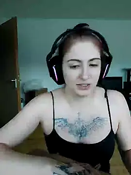 Snapshot of Gamergirl-Linela chatting on 4, 3, 2025 Gamergirl-Linela online show from 4, 3, 2025