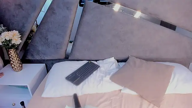 Giselle Lauren online show from 18, 10, 2025