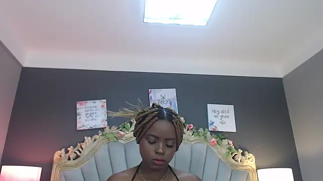 Snapshot of LindaBird chatting on 21, 2, 2025 LindaBird online show from 21, 2, 2025