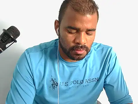 Snapshot of YOX22 chatting on 25, 11, 2025 YOX22 online show from 25, 11, 2025