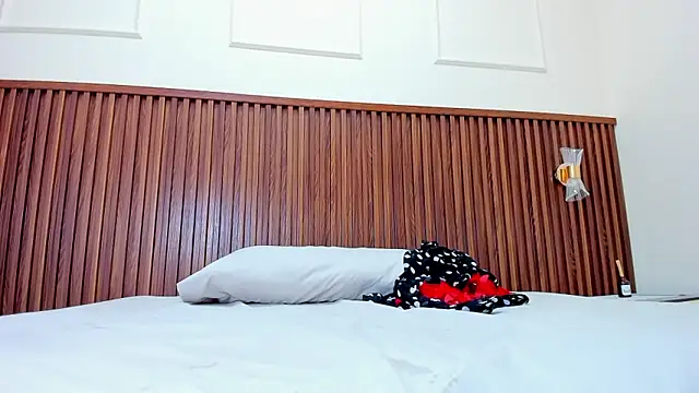 MELINAMARTINS online show from 25, 2, 2025