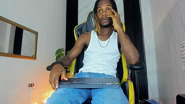 Snapshot of LooganX chatting on 28, 2, 2025 LooganX online show from 28, 2, 2025
