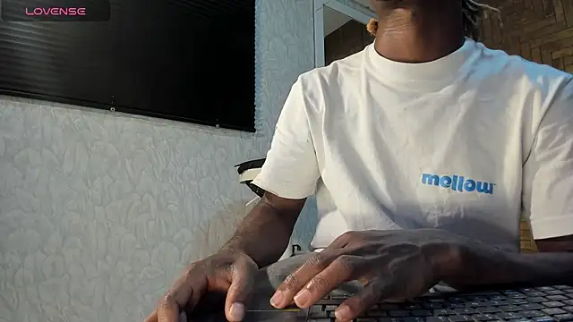 Snapshot of LooganX chatting on 9, 3, 2025 LooganX online show from 9, 3, 2025