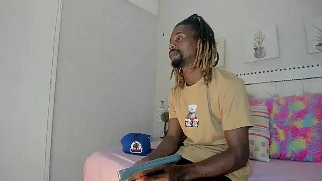 Snapshot of LooganX chatting on 13, 9, 2025 LooganX online show from 13, 9, 2025