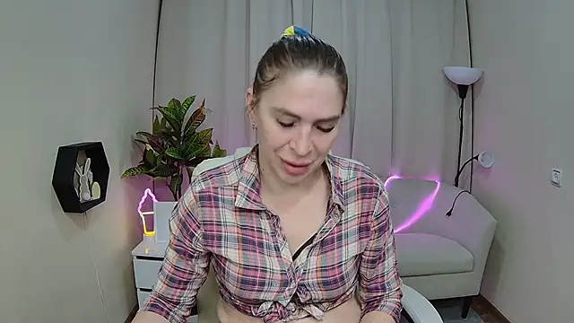 Snapshot of TessaDaybreak chatting on 5, 5, 2026 TessaDaybreak online show from 5, 5, 2026