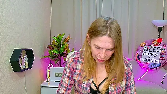 Snapshot of TessaDaybreak chatting on 26, 5, 2026 TessaDaybreak online show from 26, 5, 2026