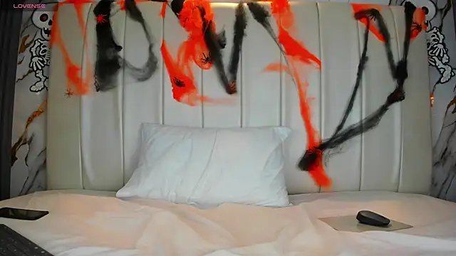 EvaMillins online show from 28, 10, 2025