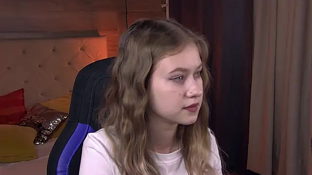 Snapshot of EveMundie chatting on 21, 2, 2025 EveMundie online show from 21, 2, 2025