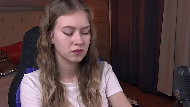 Snapshot of EveMundie chatting on 21, 2, 2025 EveMundie online show from 21, 2, 2025
