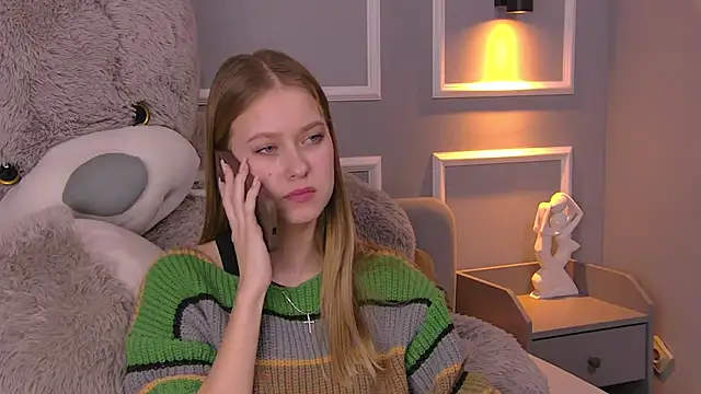 Snapshot of EveMundie chatting on 3, 3, 2025 EveMundie online show from 3, 3, 2025