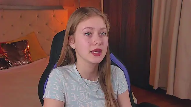Snapshot of EveMundie chatting on 12, 3, 2025 EveMundie online show from 12, 3, 2025