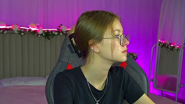 Snapshot of EveMundie chatting on 10, 9, 2025 EveMundie online show from 10, 9, 2025