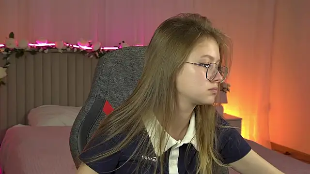 Snapshot of EveMundie chatting on 2, 10, 2025 EveMundie online show from 2, 10, 2025