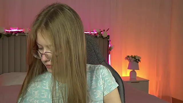 Snapshot of EveMundie chatting on 3, 10, 2025 EveMundie online show from 3, 10, 2025